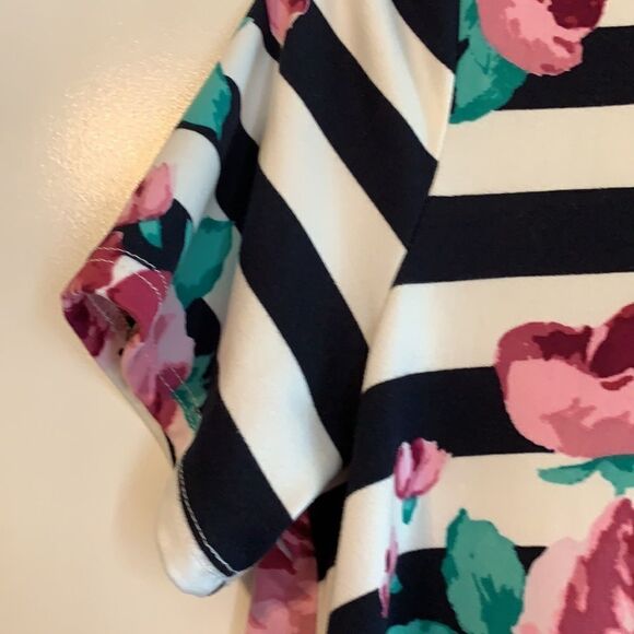 Small Agnes and Dora short sleeve top - Picture 3 of 5